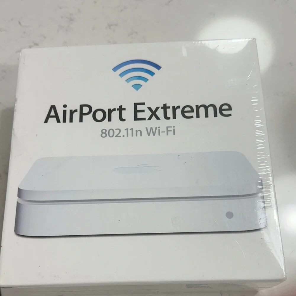 Apple AirPort Extreme White Router - Picture 1 of 4